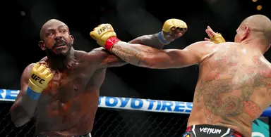 Rountree landing a powerful punch to his opponent’s face during a match